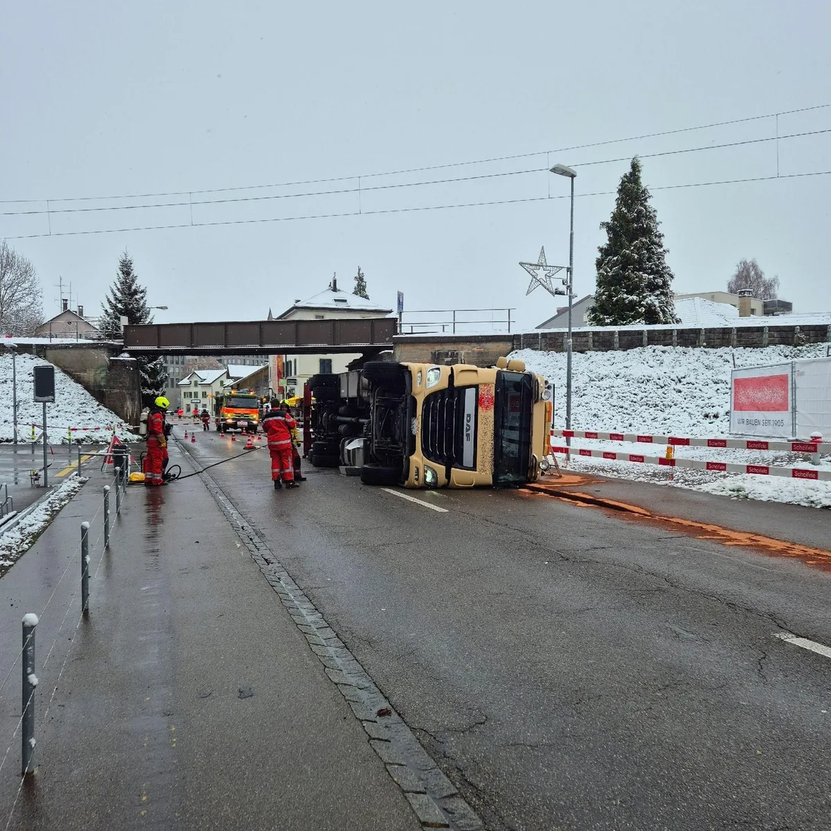 Ein LKW ist umgekippt.
